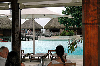 ... die Hotelanlage auf Moorea ...