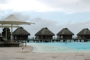 ... die Hotelanlage auf Moorea ...