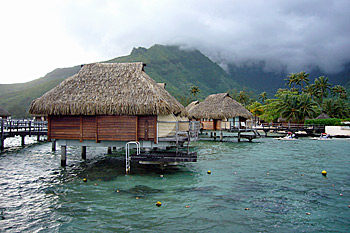 ... schöne Overwater-Bungalows nur das Wetter ...