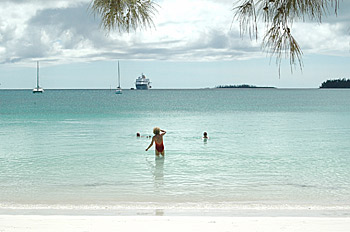... der weiße Sandstrand lädt zum Baden ein ...