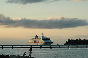 ... die MS Columbus vor Ile des Pins ...