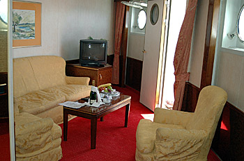 ... das Wohnzimmer mit Ausgang zum Balkon ...