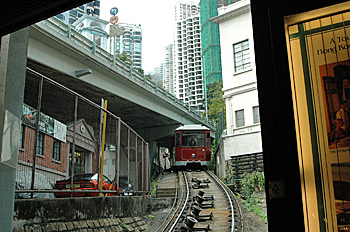 ... wir fahren mit der Bahn rauf zum Victoria Peak ...