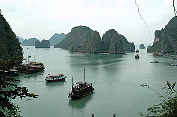 ... Haiphong - wir besichtigen u. A. eine Tropfsteinhöhle ...