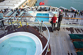 ... die Begrüßung vor Abfahrt auf der Queen Mary 2 ...