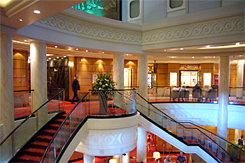 ... Queen Mary 2 von innen ...