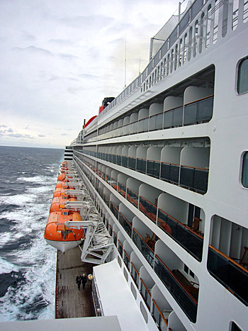 ... die Längslinie der Queen Mary 2 ...