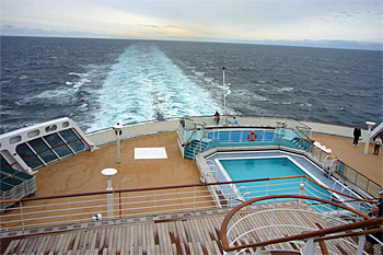 ... der Pool und ein Blick zurück nach Europa ...