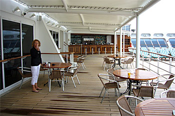 ... die Bar und der Raucherbereich ...