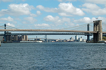 ... die Brooklyn Bridge in New York ...