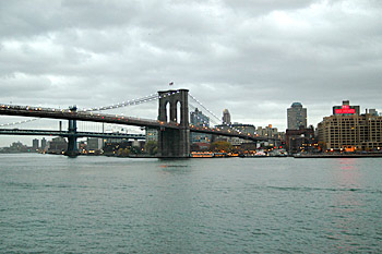 ... die Brooklyn Bridge in New York ...