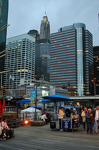... Pier 17 mit Empire State Building im Hintergrund ...