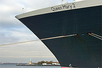 ... die Queen Mary 2 in New York und die Freiheitsstatue ...