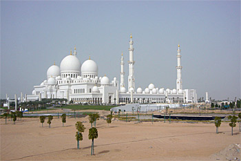 ... die 'Sheikh-Zayed-Mosque' in Abu Dhabi ...