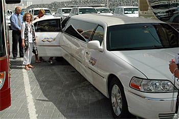... zurück in Dubai - mit der Stretch Limousine zum Flieger ...