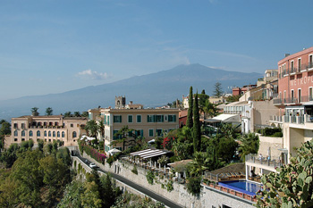 ... Taormina - im Hintergrund der Ätna, er raucht ...
