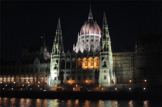 ... in der Nacht auf einem Boot auf der Donau ...