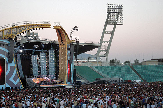 ... im Fußballstadion von Budapest findet das OpenAir-Konzert statt ...