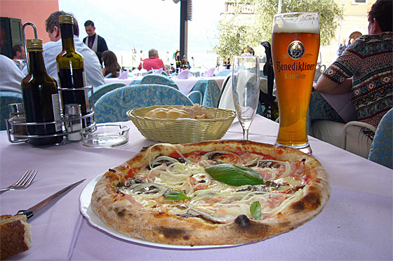 ... Pizza und Weißbier in Malcesine am alten Hafen ...