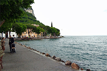 ... die Promenade in Garda ...