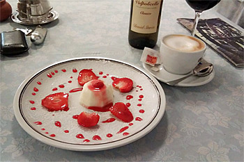 ... Panna Cotta mit Erdbeeren als Dessert...