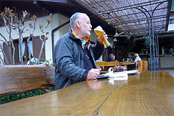 ... wir essen Schweinehaxe in der Speckstube ...