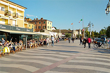 ... schön, die Promenade von Lazise ...