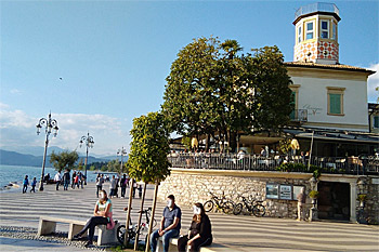 ... schön, die Promenade von Lazise ...