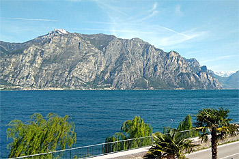 ... Limone - auf der gegenüberliegenden Uferseite ...