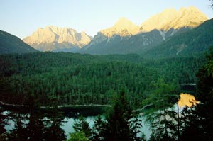Aussichtspunkt in Österreich mit Blick zur Zugspitze