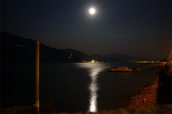 ... herrlich, der Mond über dem Lago Maggiore ...