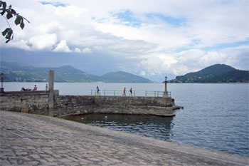 ... der Ort: Arona im Südwesten vom Lago Maggiore ...
