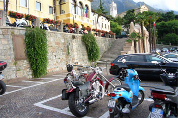 ... der Ort: Malcesine auf der Ostseite vom Gardasee ...