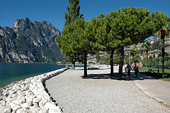... der Strand von Torbole ...