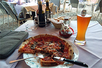 ... die Pizza am alten Hafen ...