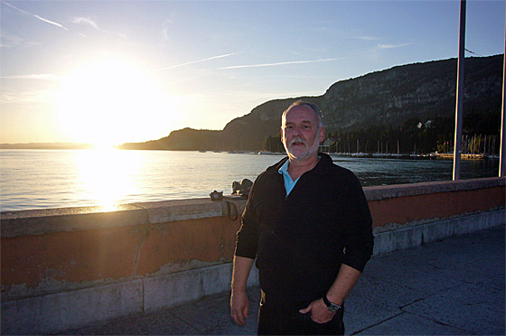 ... die Sonne geht unter am Yachthafen von Garda ...