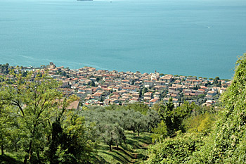 ... der Blick runter nach Torri del Benaco ...