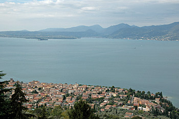 ... der Blick runter nach Torri del Benaco ...