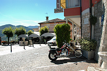 ... Pause im Ort: Vesio ...