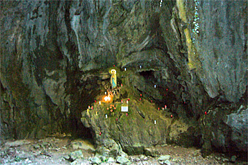 ... eine Gedenkstätte mit Kerzen - toll ...