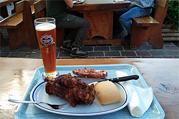 ... die Schweinehaxe vom Grill - einfach nur lecker ...