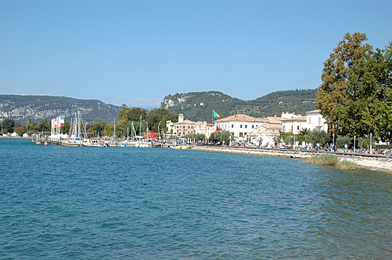 ... zweite Pause mit Beine vertreten in Bardolino ...