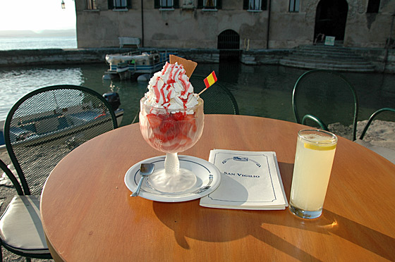 ... Erdbeeren mit Eis und Sahne und ein Lemonsoda - ein Genuß ...