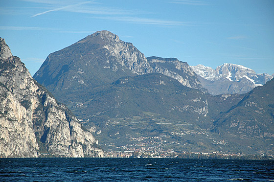 ... der Blick vom Hotel aus Richtung Norden nach Riva del Garda ...