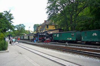 ... ein historischer Dampfzug pendelt auf Rügen ...
