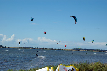... die Surfer an der Nordwestküste von Rügen ...