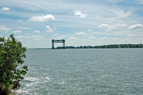 ... historische Stahlhebebrücke für die damalige Eisenbahn ...