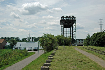 historische Stahlhebebrücke für die damalige Eisenbahn