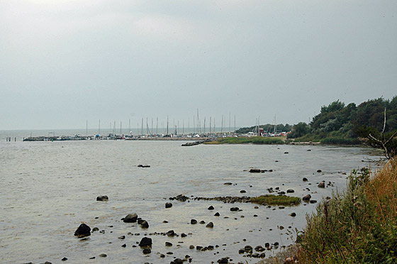 ... der Blick zum Hafen von Timmendorf ...