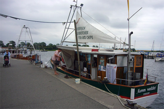 ... es gibt leckere frische Fischbrötchen und ein kleines Bierchen ...